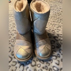 Girls uggs size 3